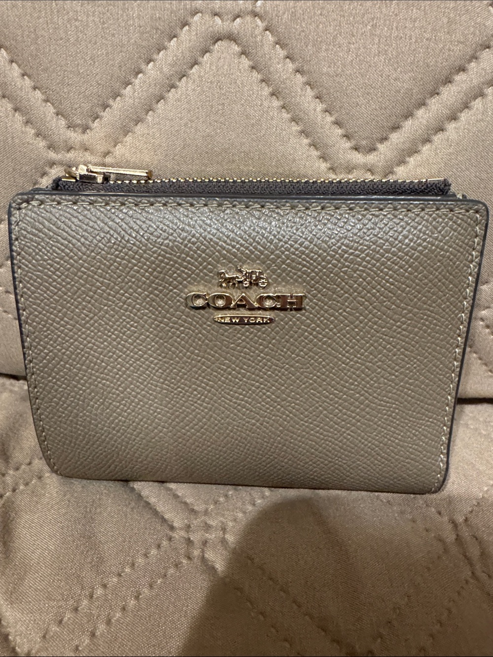 🐴Coach Compact Zip Card Wallet in Taupe Gray with Gold Logo🐴